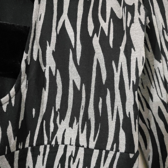 BCBGENERATION Black Grey Zebra Print Vneck Fitted Long Sleeve Mini Dress L - Picture 10 of 16